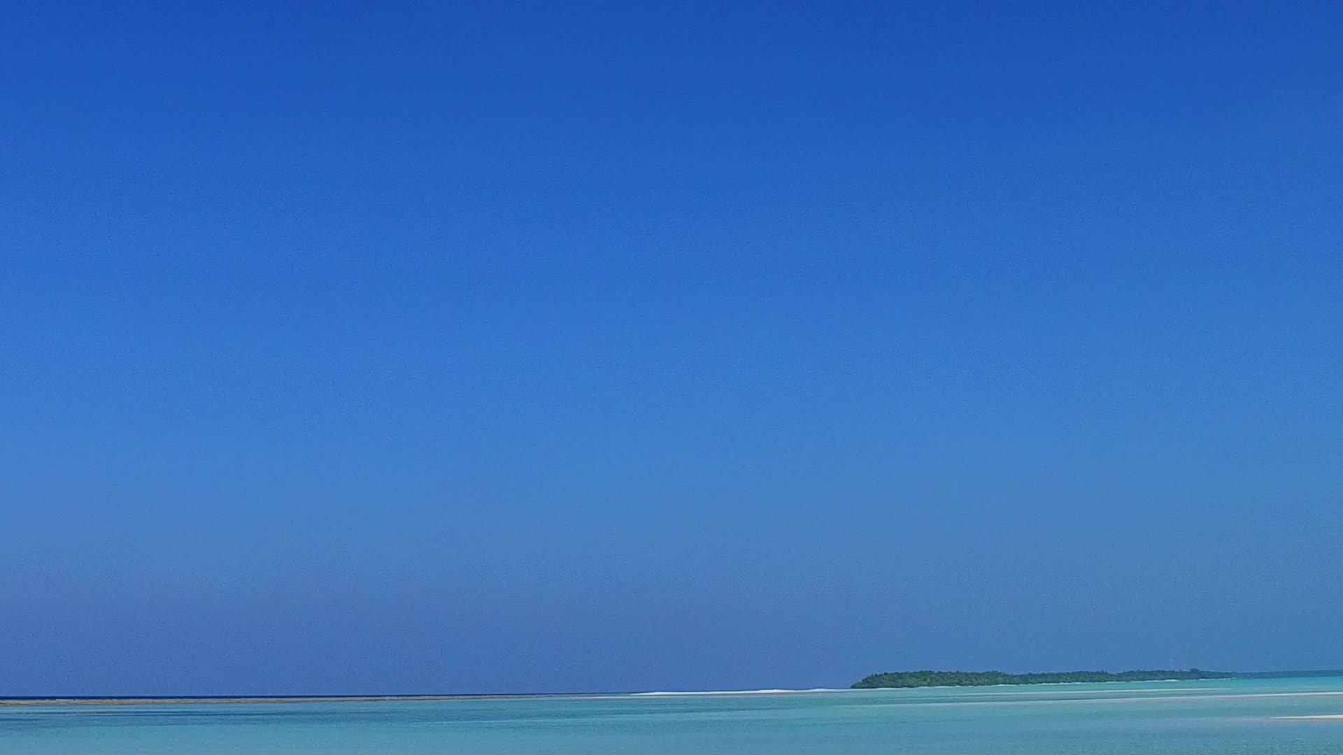沙洲附近白沙背景蓝海完美旅游海滩度假广角风景视频的预览图