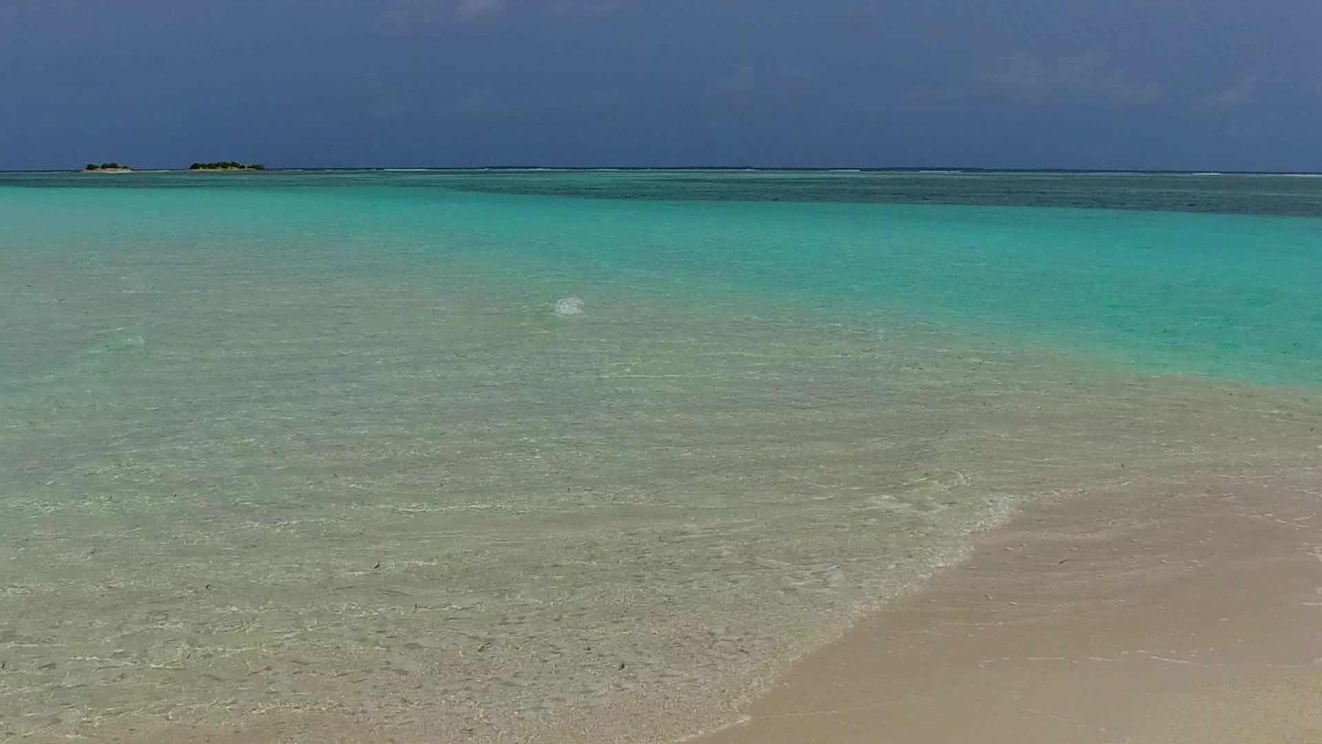 海滩旅行海面清澈的沙子背景不远离度假胜地视频的预览图