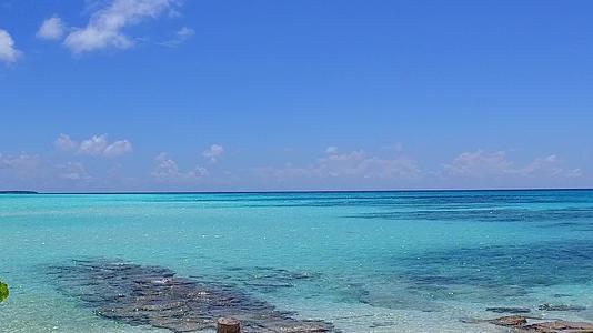 水蓝蓝环礁湖为背景在珊瑚礁附近有白色的沙子视频的预览图