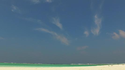 蓝色的海滩度假浪漫在阳光下有白色的沙滩背景视频的预览图