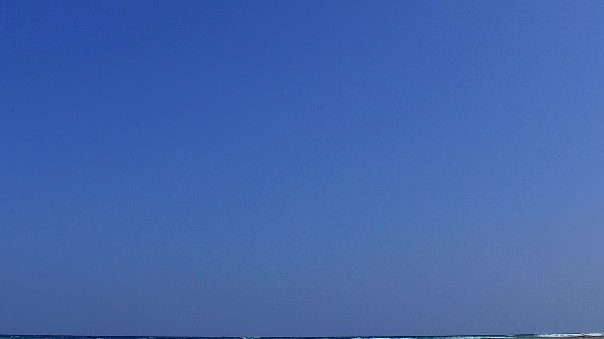 蓝水和白沙的背景是在礁石附近的奇怪岛屿上进行海滩冒险视频的预览图