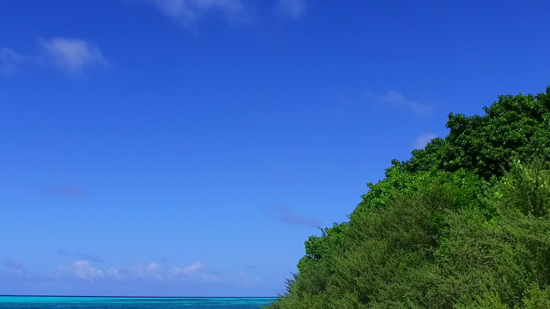 在度假胜地附近的白沙背景下蓝色环礁湖复制了天堂湾海滩海滩视频的预览图