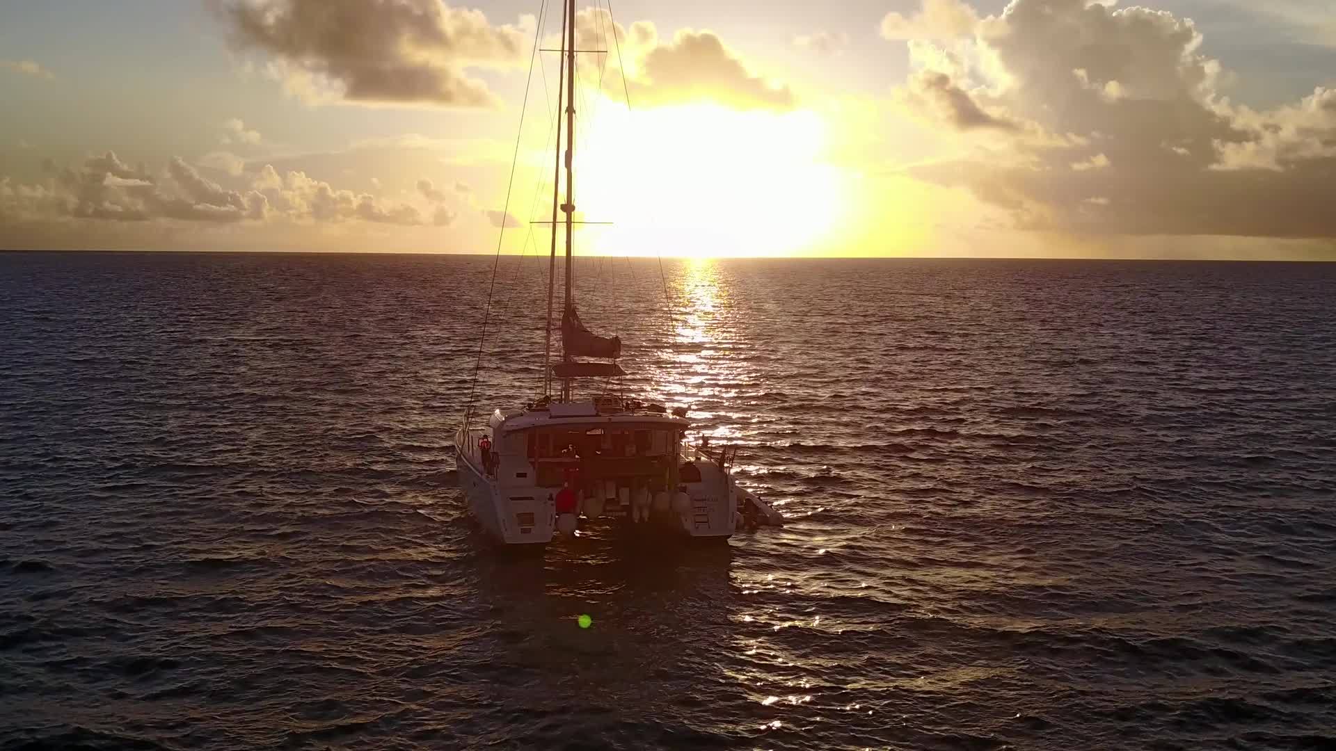 豪华岛屿海滩温暖的海洋风景冒险浅海靠近白色沙滩视频的预览图
