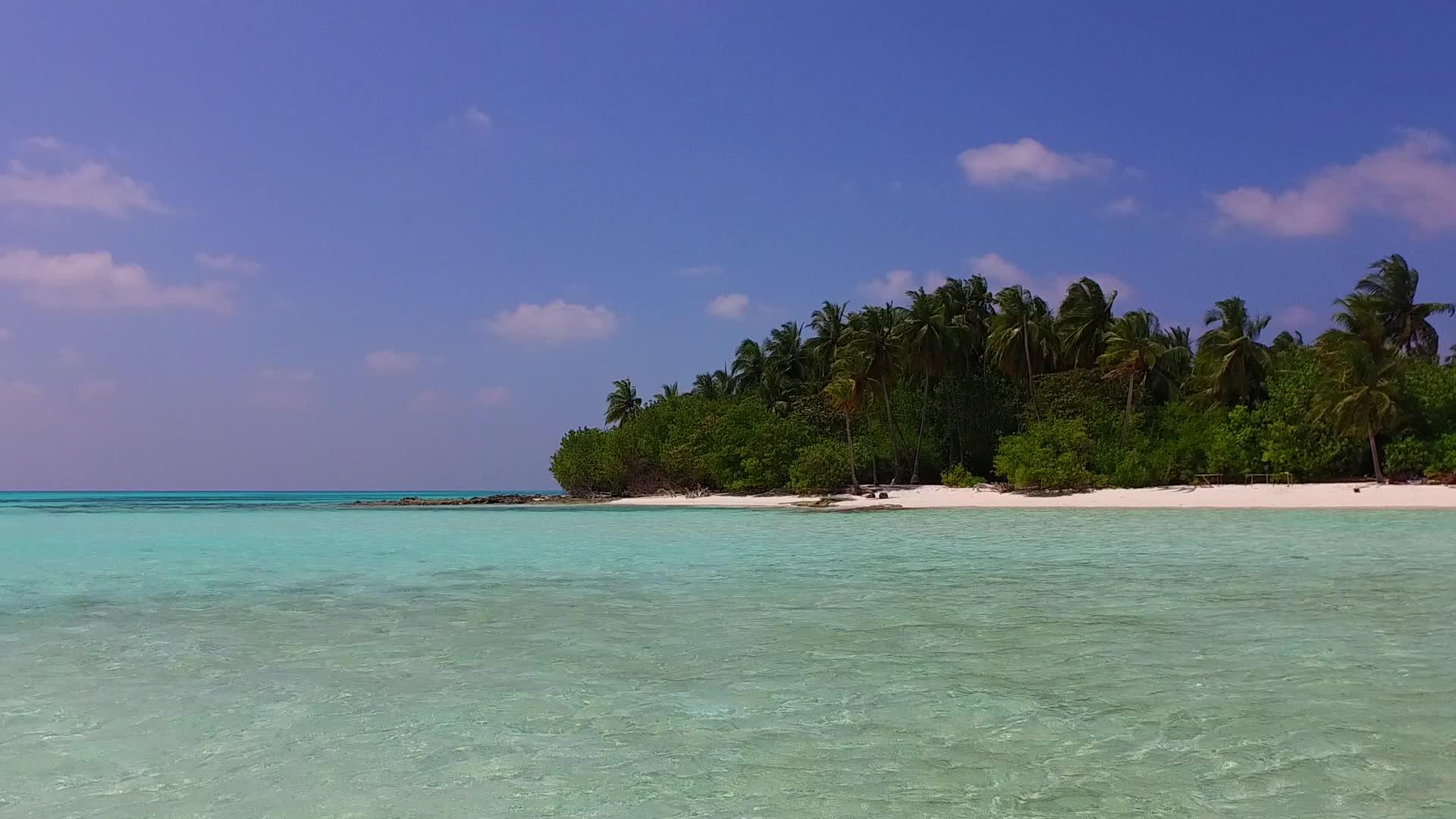 沿海豪华海滩之旅的空纹纹理通过清澈的环礁湖和靠近视频的预览图