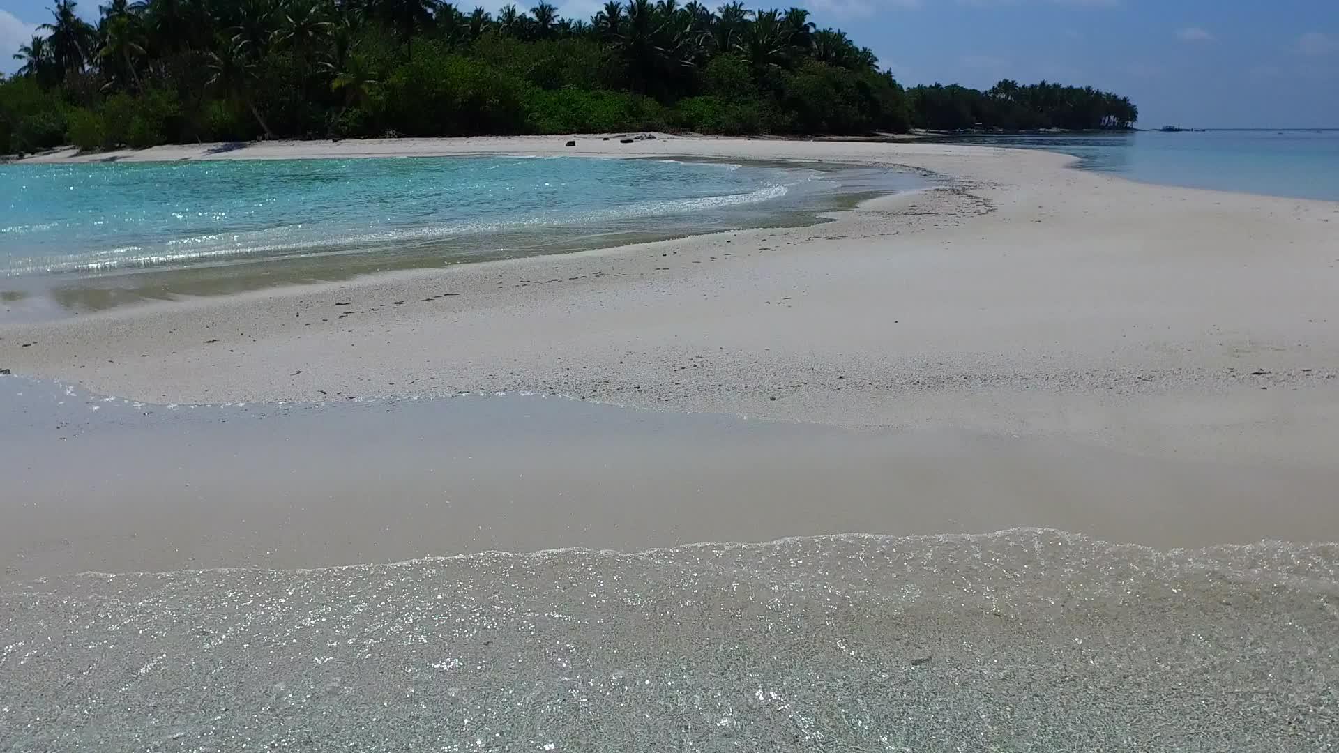 日出后以蓝海和白色沙滩为背景的豪华环礁湖海滩探险活动视频的预览图