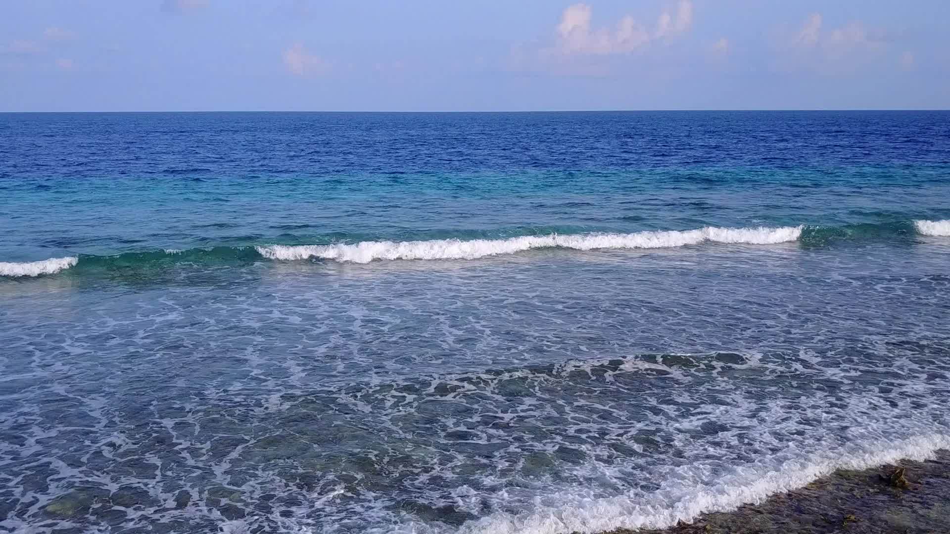 美丽的岛屿海滩冒险的阳光景象是浅珊瑚礁湖和接近冲浪的白沙视频的预览图