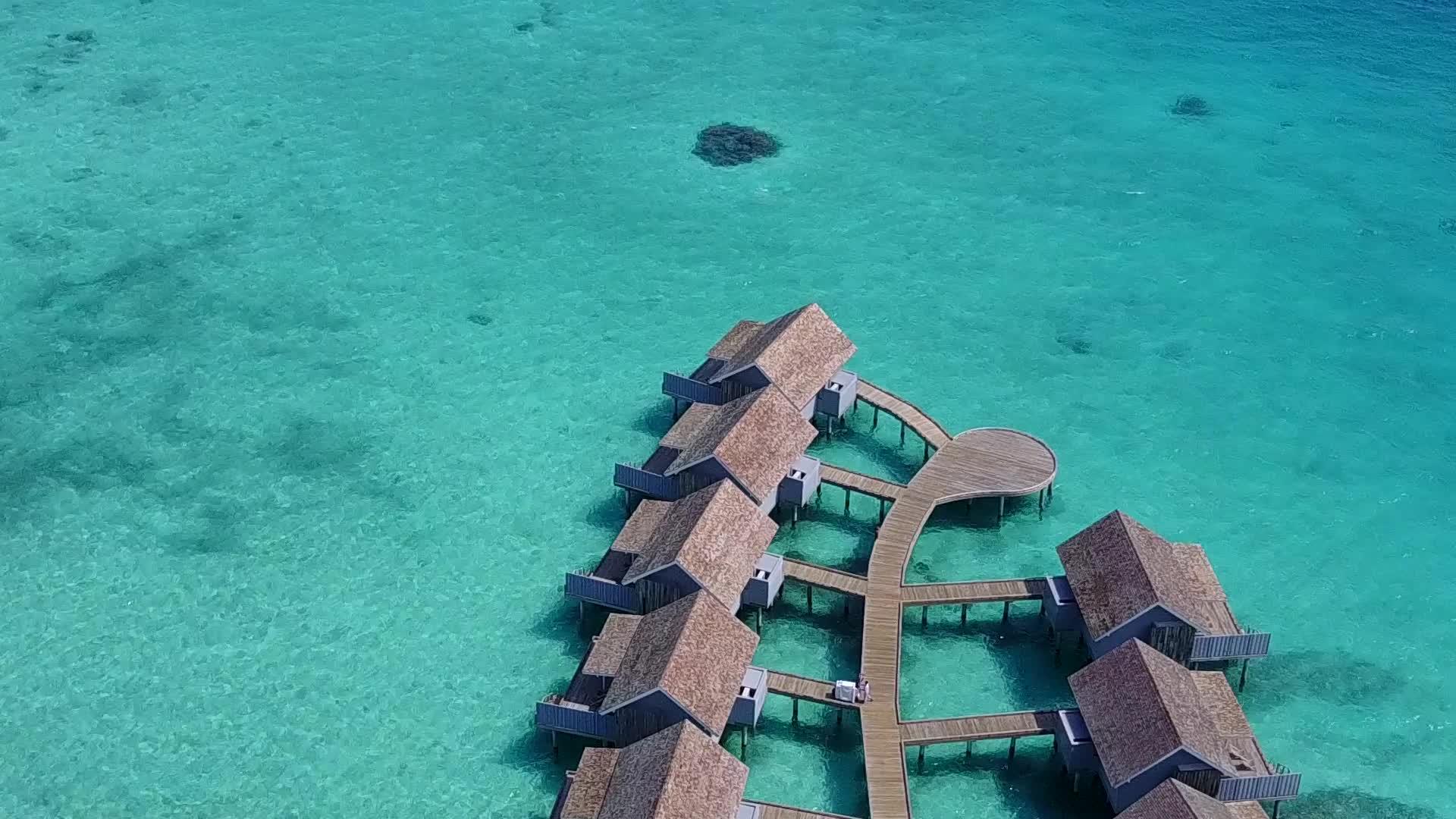 在度假胜地附近使用蓝水和白色的海滩生活方式视频的预览图