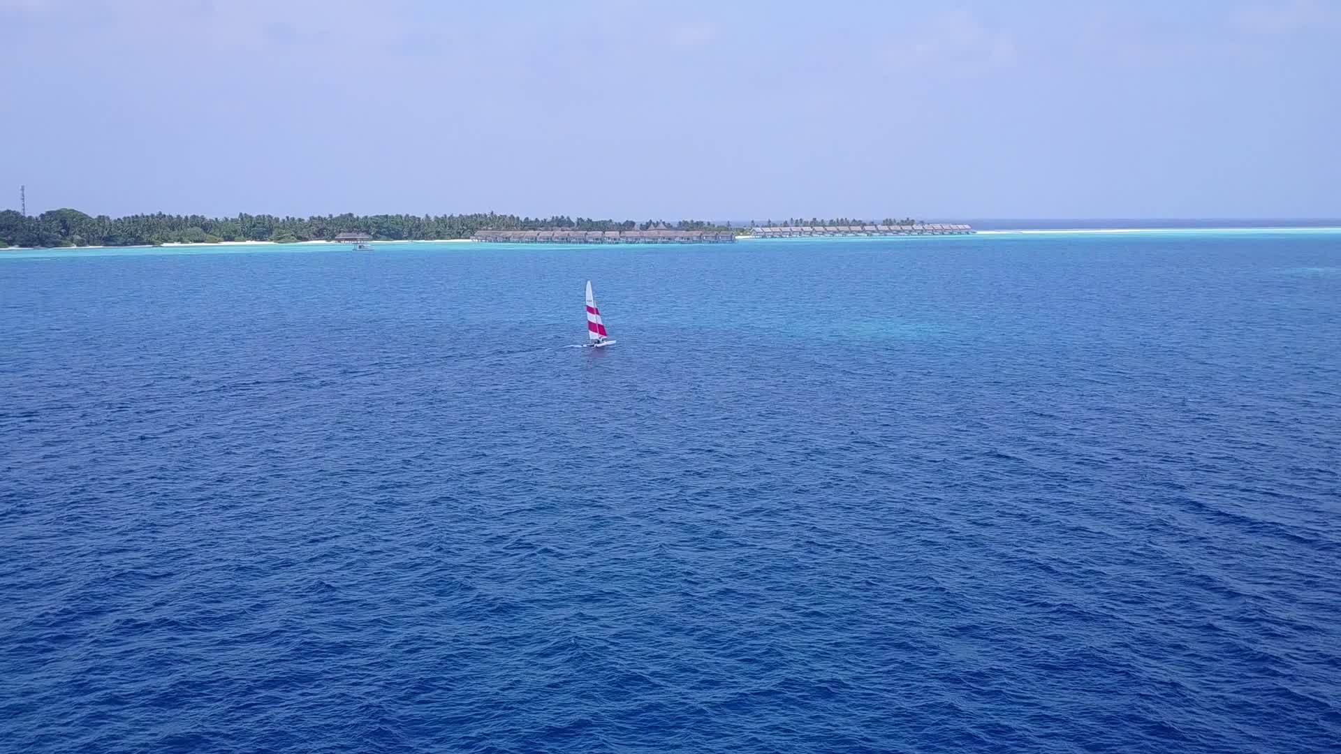 海滩之旅由蓝色环礁湖和棕榈树附近的白色海滩背景组成视频的预览图