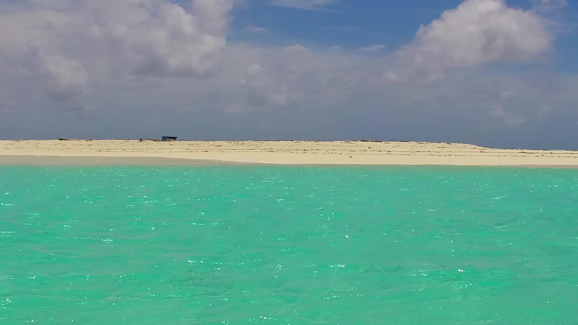 完美的岛屿海滩以海平面蓝海和珊瑚礁附近的浅沙为例视频的预览图