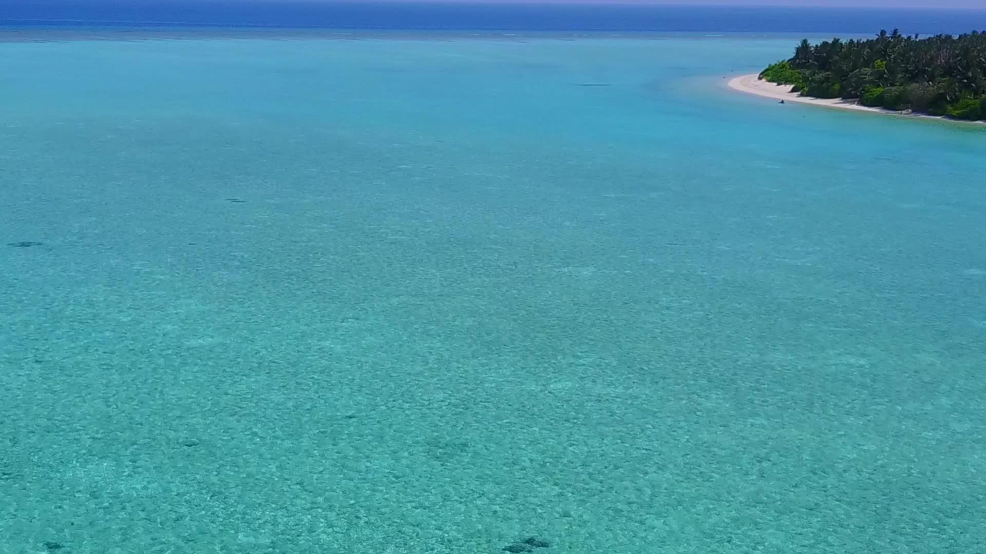 阳光明媚的度假胜地海滩冒险全景由蓝环礁湖进行视频的预览图