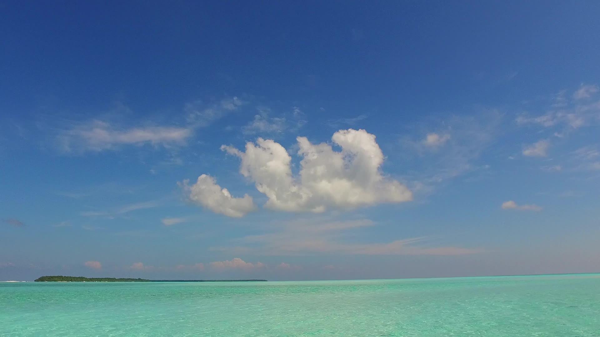 美丽的海景海滩在绿松石海和冲浪附近的白色海滩上航行视频的预览图