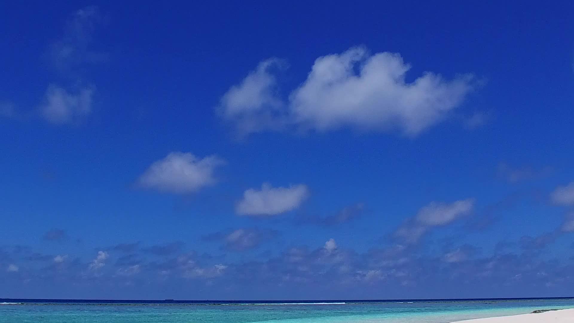 海景、海景、阳光、全景由海浪附近的白沙组成视频的预览图