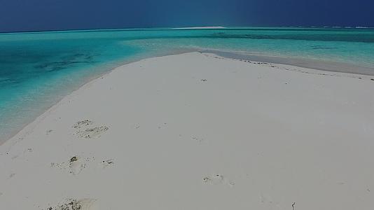 沙巴附近的绿水和清洁沙土背景的热带海岸海滩时间视频的预览图