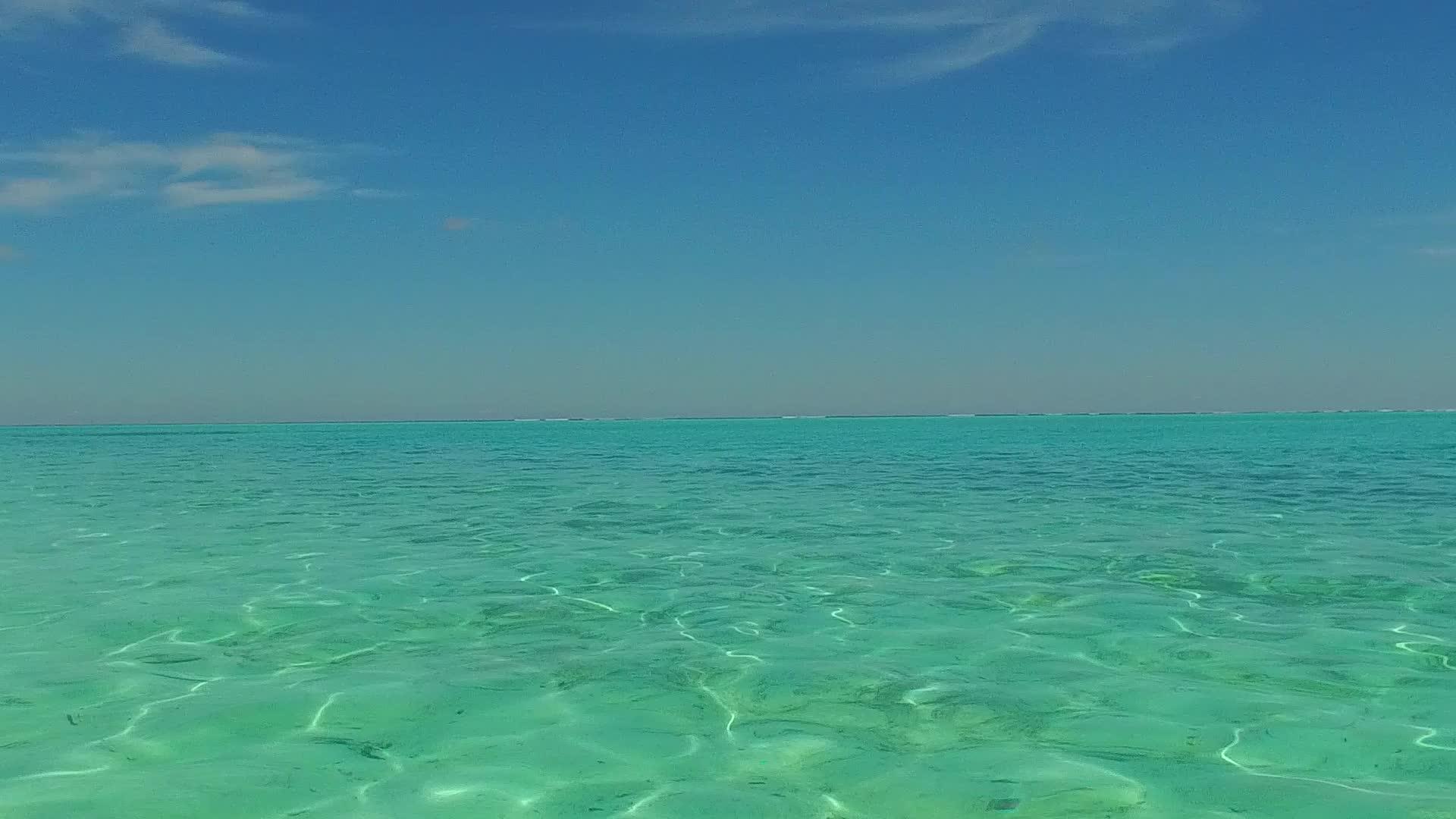 阳光明媚的奇异岛屿风景海平海滨旅游珊瑚礁附近有白沙视频的预览图
