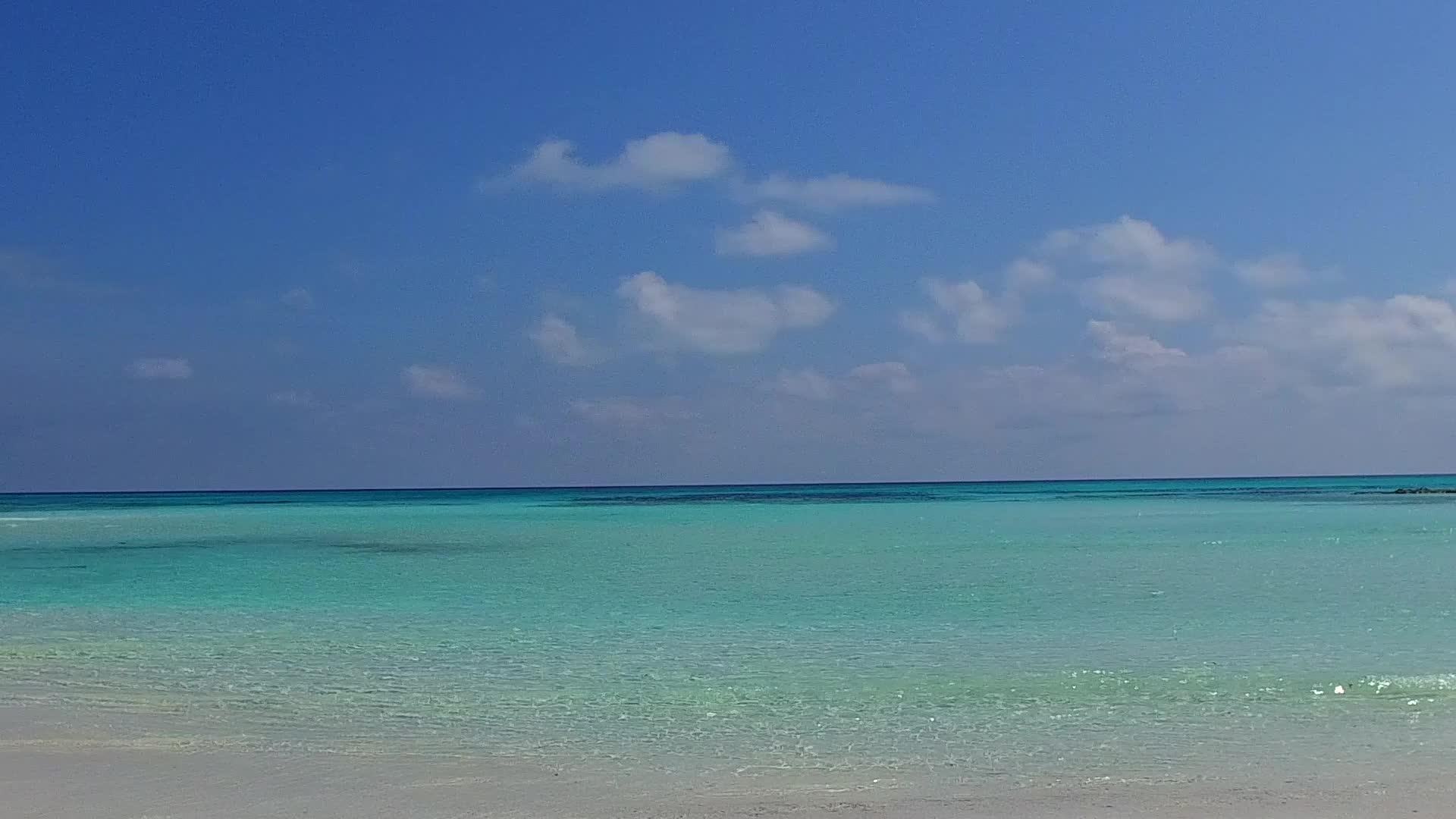 沙巴附近有一个白色的沙子背景蓝色的海岸海滩时间清空了风景视频的预览图