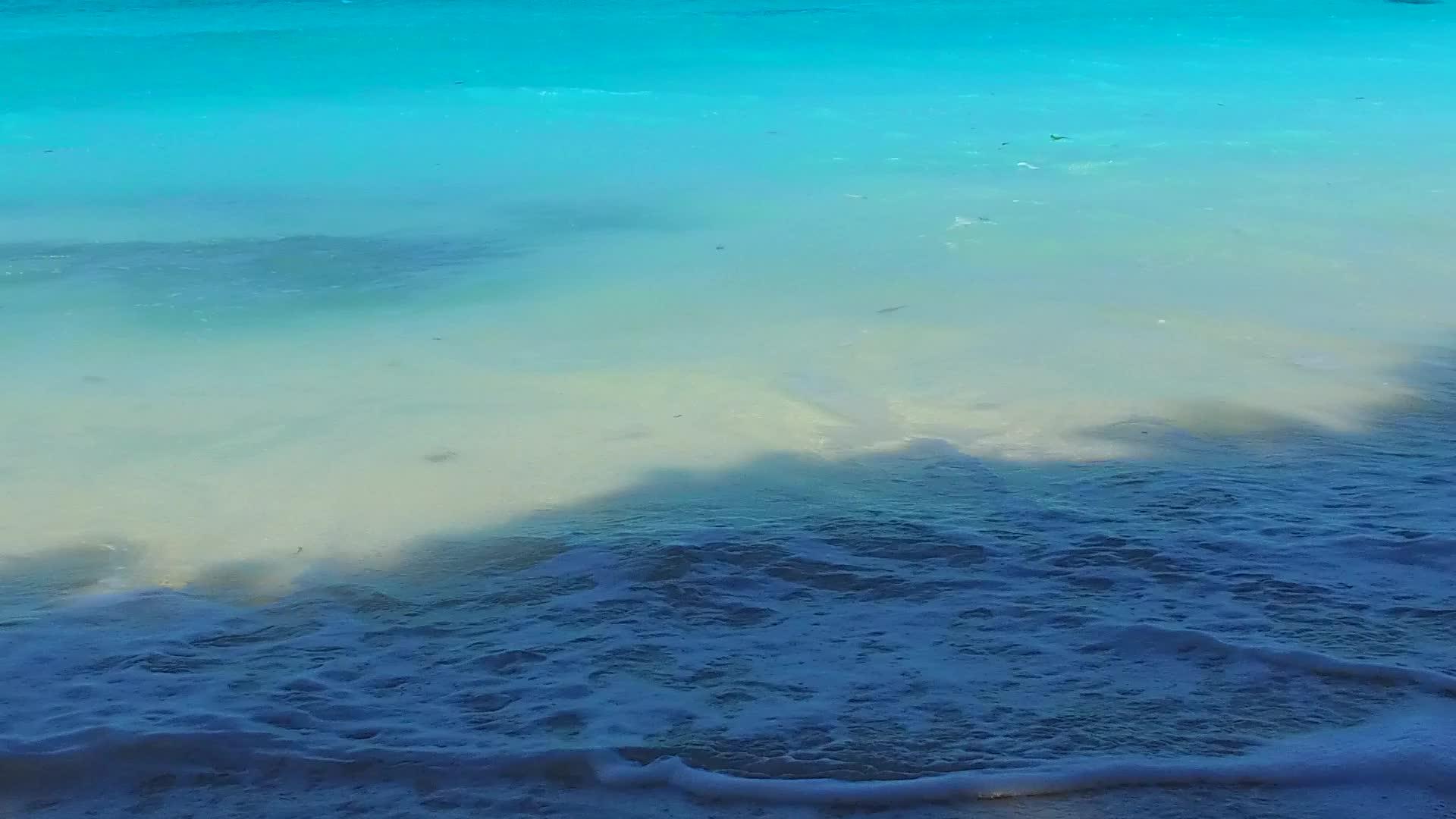 海滩被透明的水冲破了沙巴附近有白色的沙子背景中的清水被打破视频的预览图