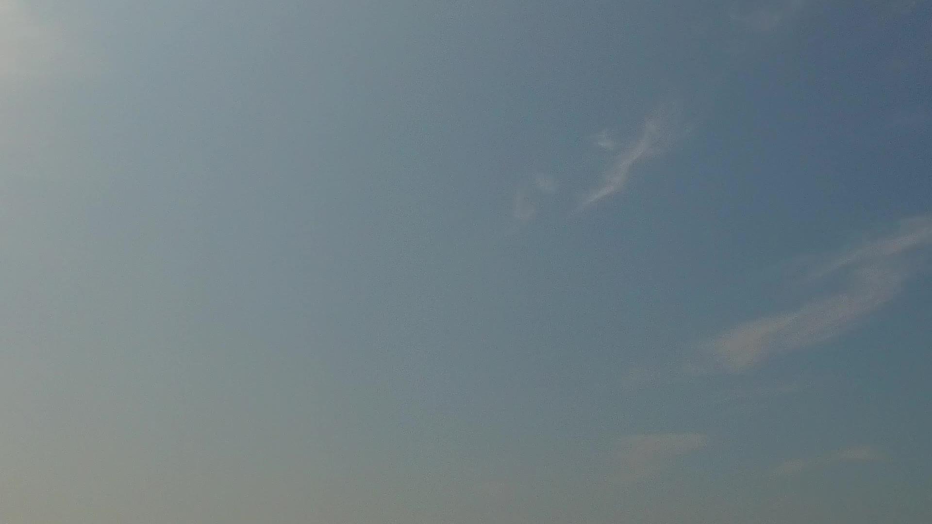豪华湾沿海航行的宽角性质在波浪附近有一个白色的沙子背景视频的预览图