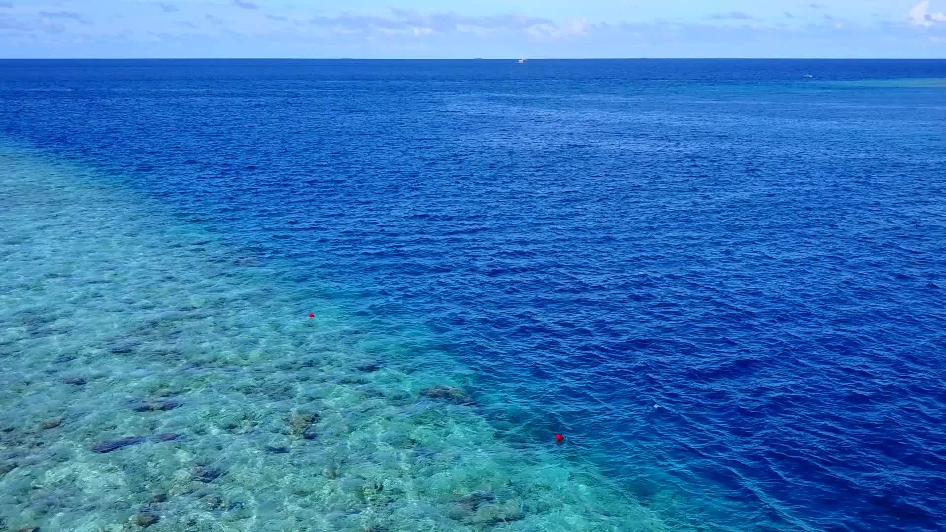 海洋环礁湖海滩度假的浪漫旅行视频的预览图