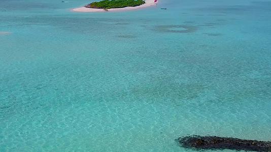 海上环礁湖海滩度假阳光明媚的旅游胜地附近有白沙背景视频的预览图