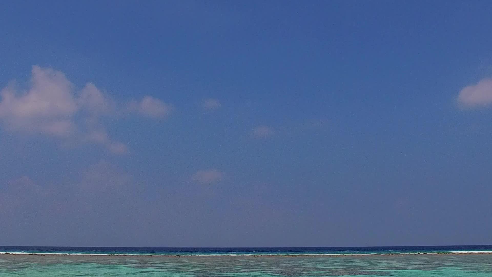日出后在透明的海面上用干净的沙质背景特写海滩时间视频的预览图