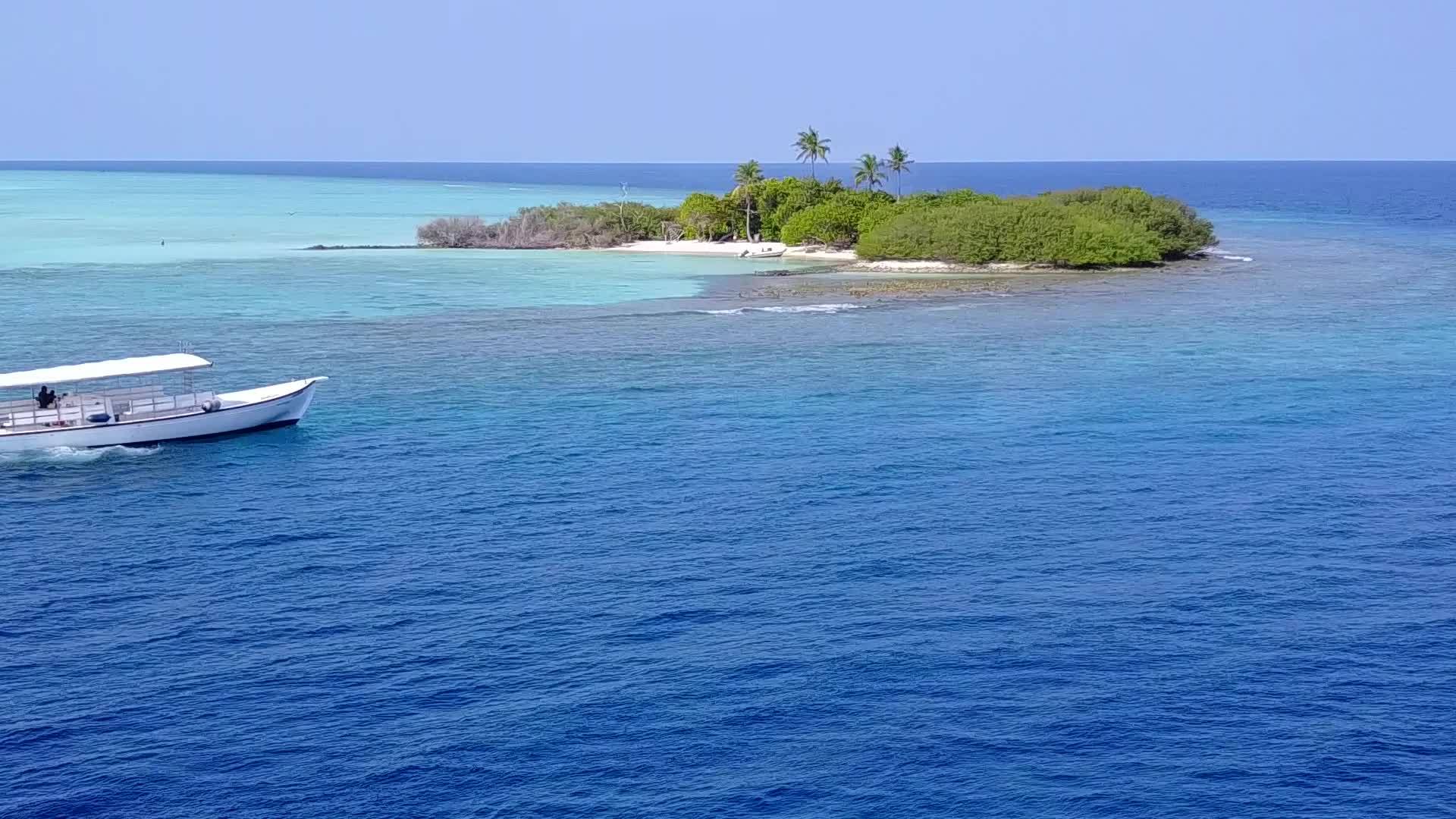 日出后带有白色沙子背景的水蓝色水的海边海滩之旅视频的预览图