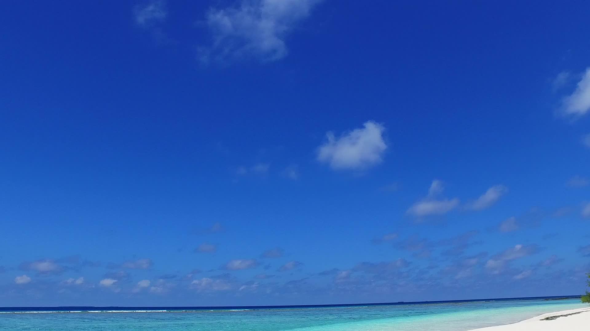 在阳光下美丽的度假海滩蓝绿色的海洋和白色的沙色度假的温暖视频的预览图