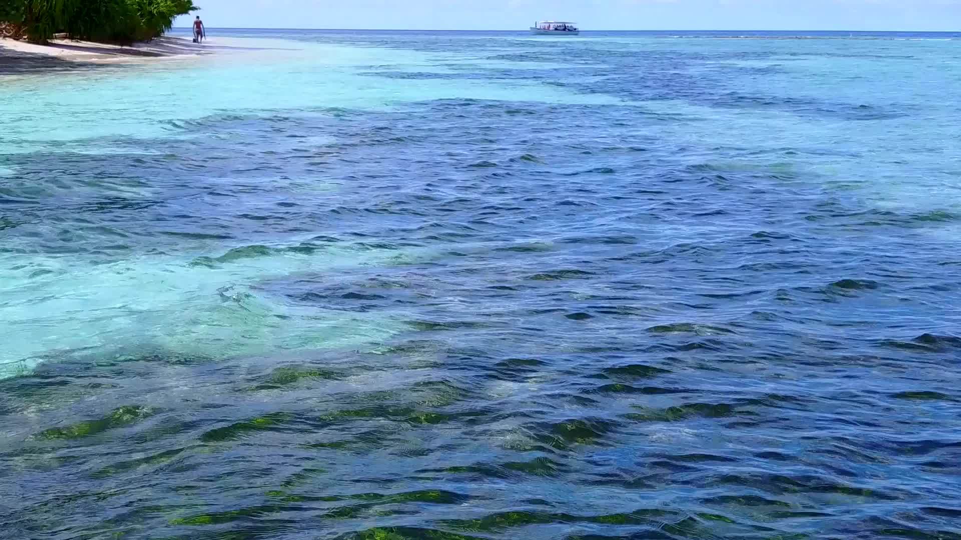 蓝海天堂泻湖海滩生活方式浪漫天空沙洲附近有白沙背景视频的预览图