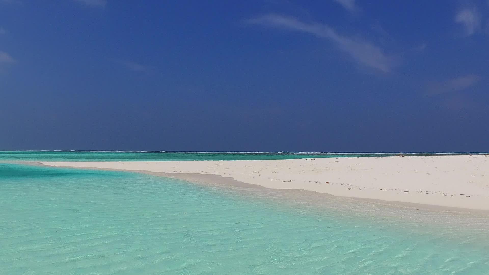 海滩上美丽的夏季风景是海浪附近的水、蓝海和白沙的背景视频的预览图