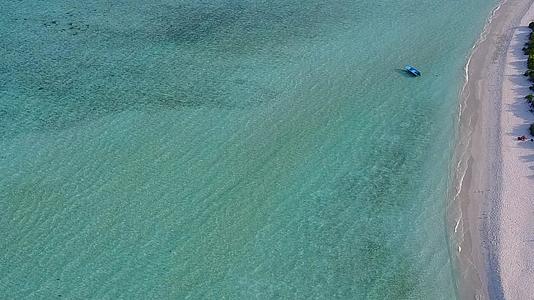 通过蓝绿色的环礁湖和靠近海浪的白色沙滩背景放松环礁视频的预览图