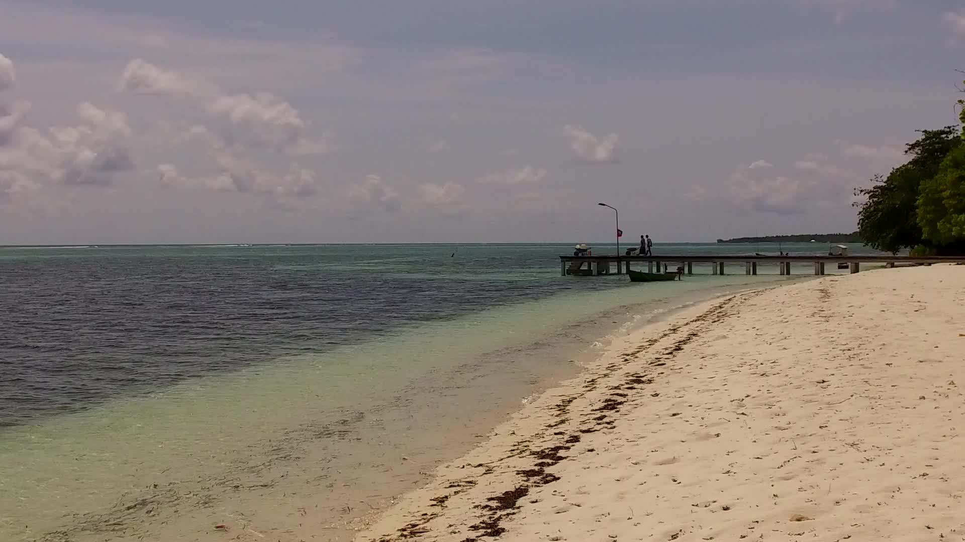 蓝色海滩旅游海滩沿蓝海靠近珊瑚礁有白色沙滩背景视频的预览图