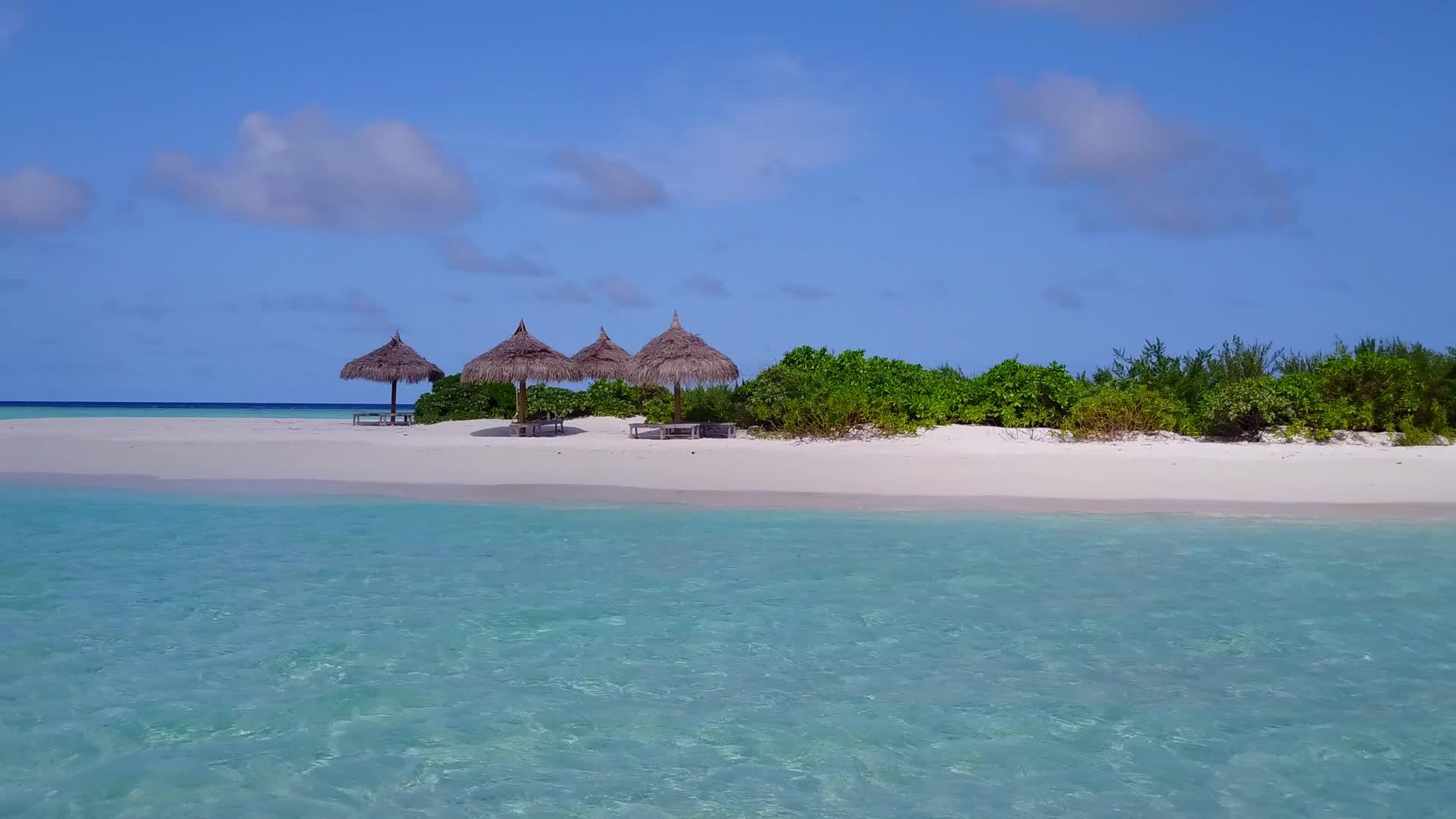 热带海环礁湖和海边白沙为背景的热带海岸海滩视频的预览图