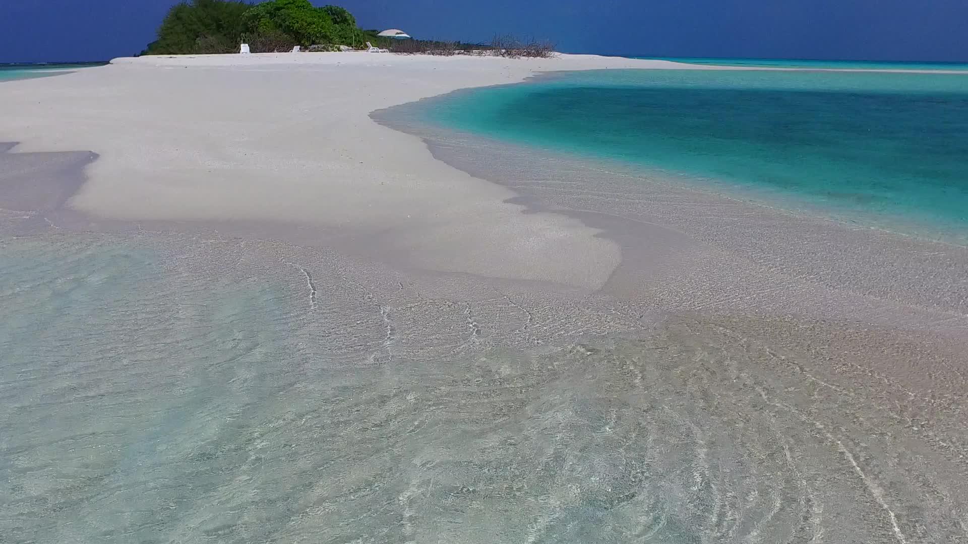 沙洲附近透明的水和明亮的沙质背景田园诗般的旅游海滩视频的预览图