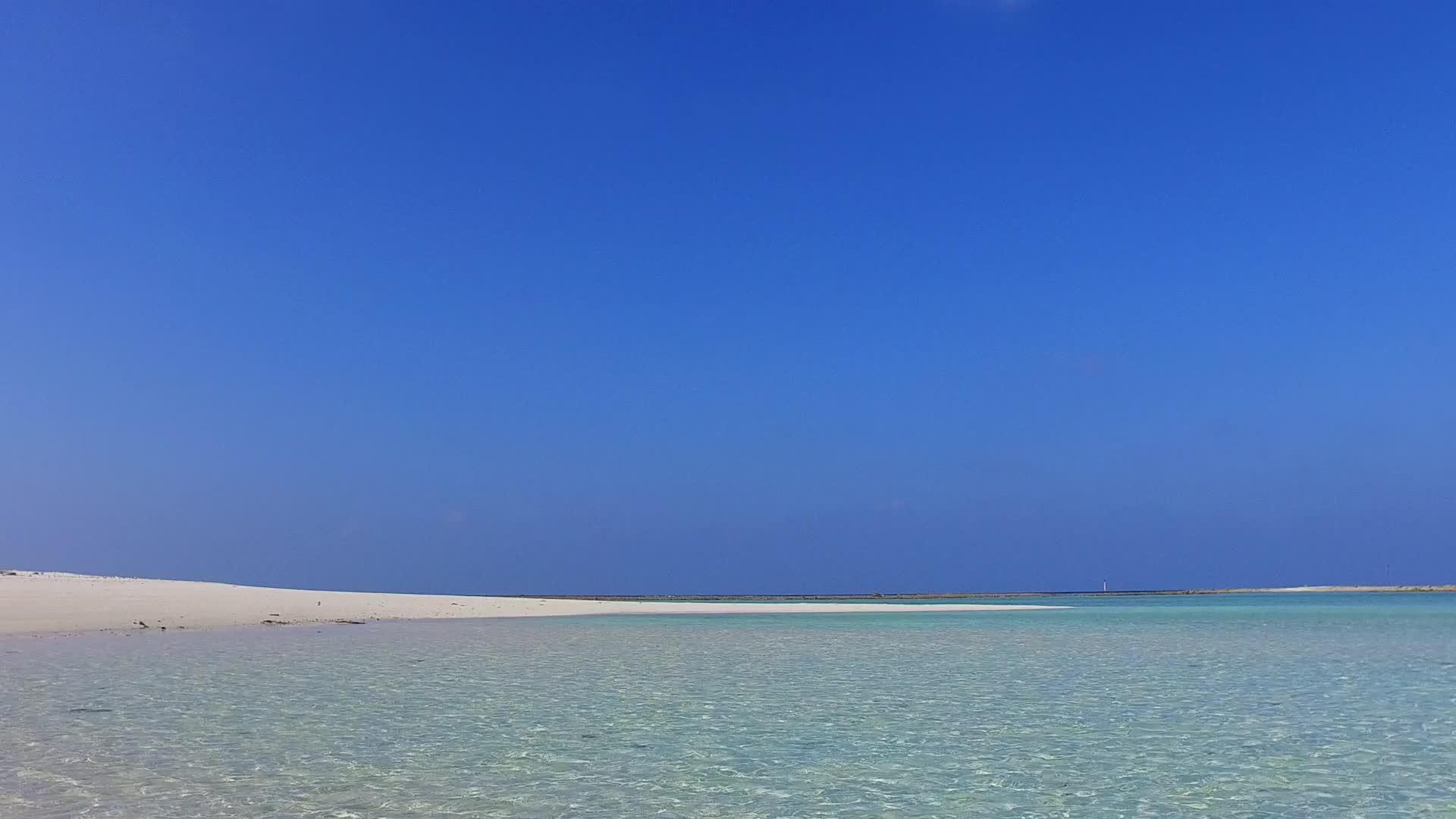 日落前美丽的海岸海滩度假用白沙背景的蓝水复制视频的预览图