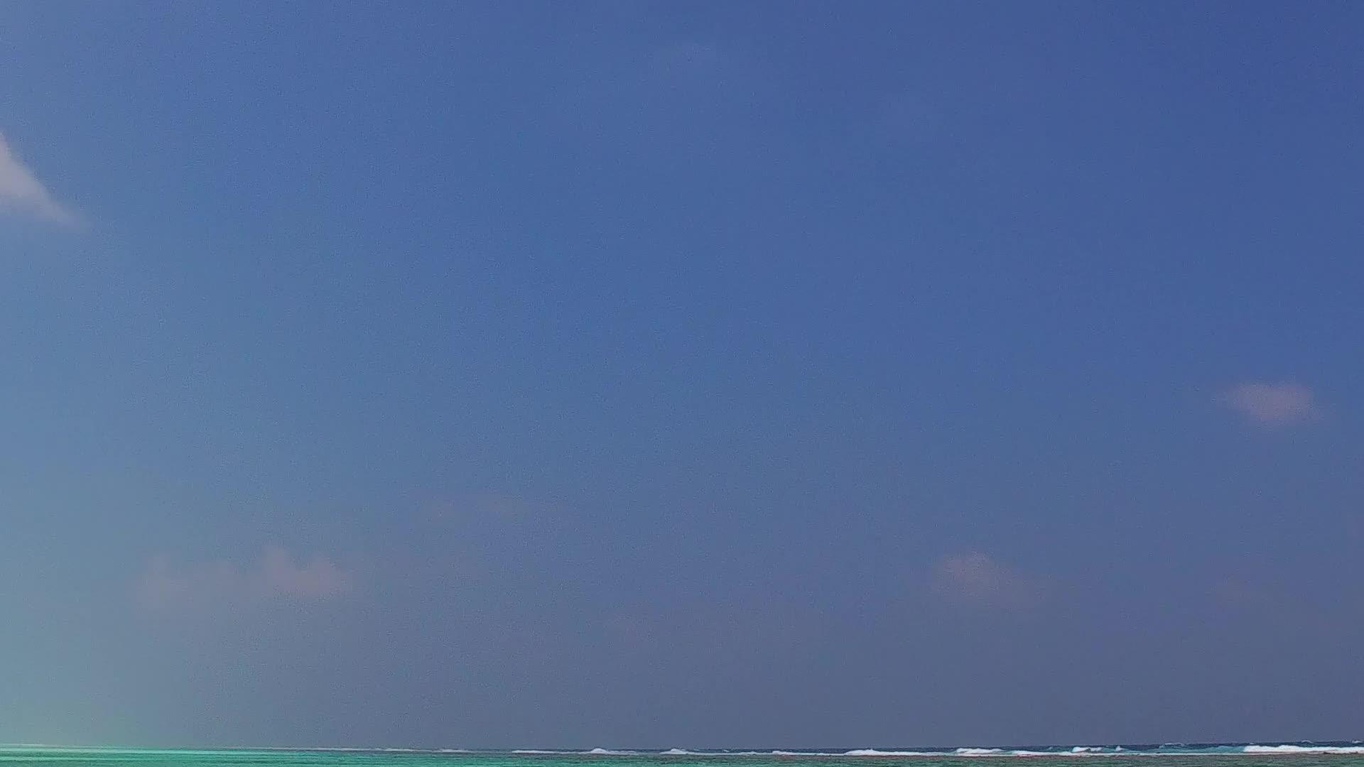 阳光明媚的豪华岛屿海滩在日落前沿的蓝海和白色海滩上航行视频的预览图