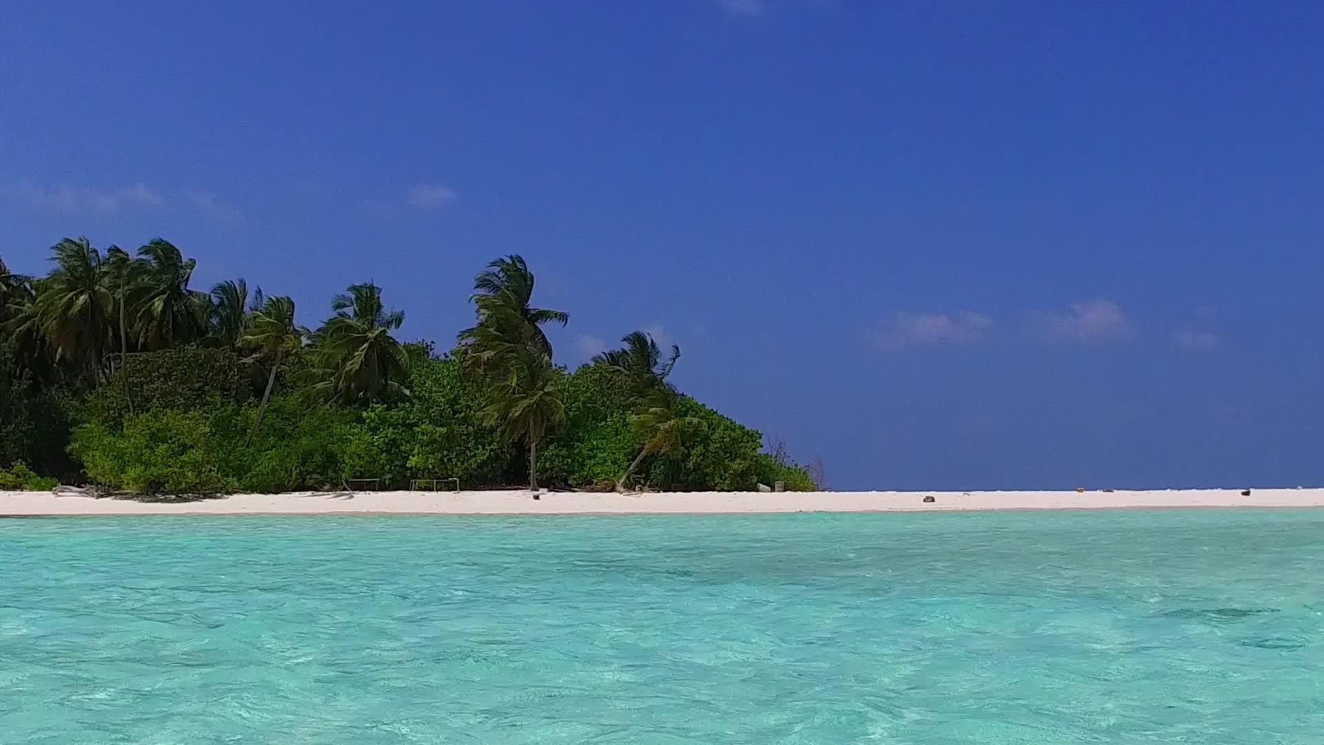 宽角天堂度假胜地靠近清洁海滩背景的浅环礁湖和珊瑚礁视频的预览图