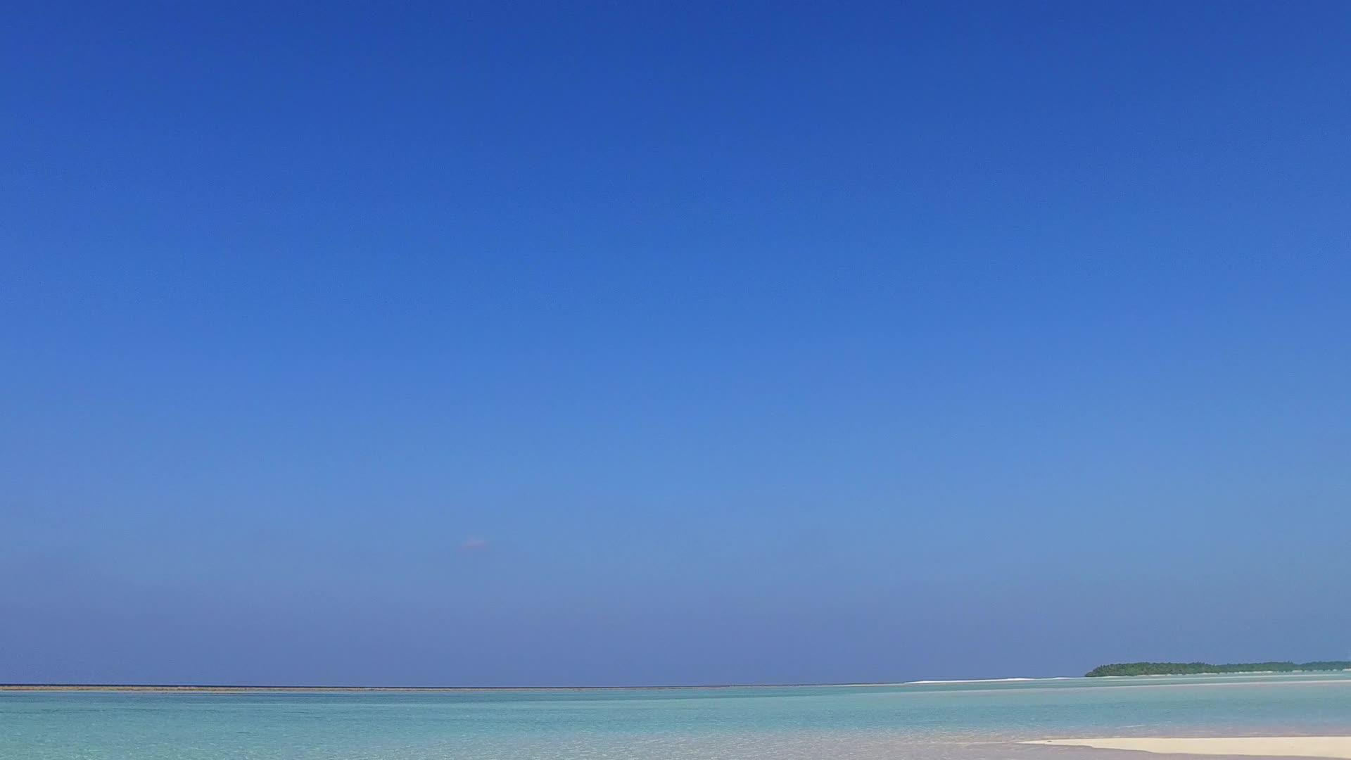 热带环礁湖海滩度过浅海度假的夏季旅行阳光下有干净的沙土视频的预览图