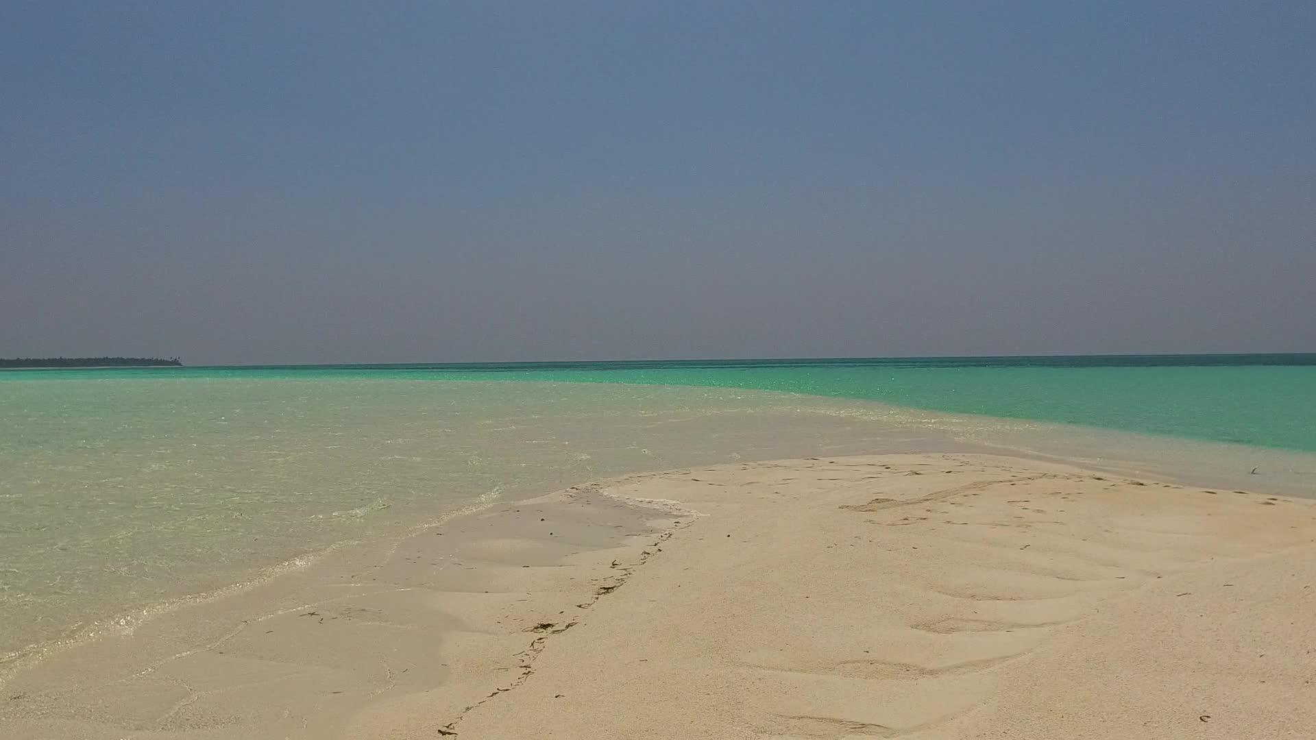 白沙靠近珊瑚礁背景透明海洋美丽度假海滩度假视频的预览图