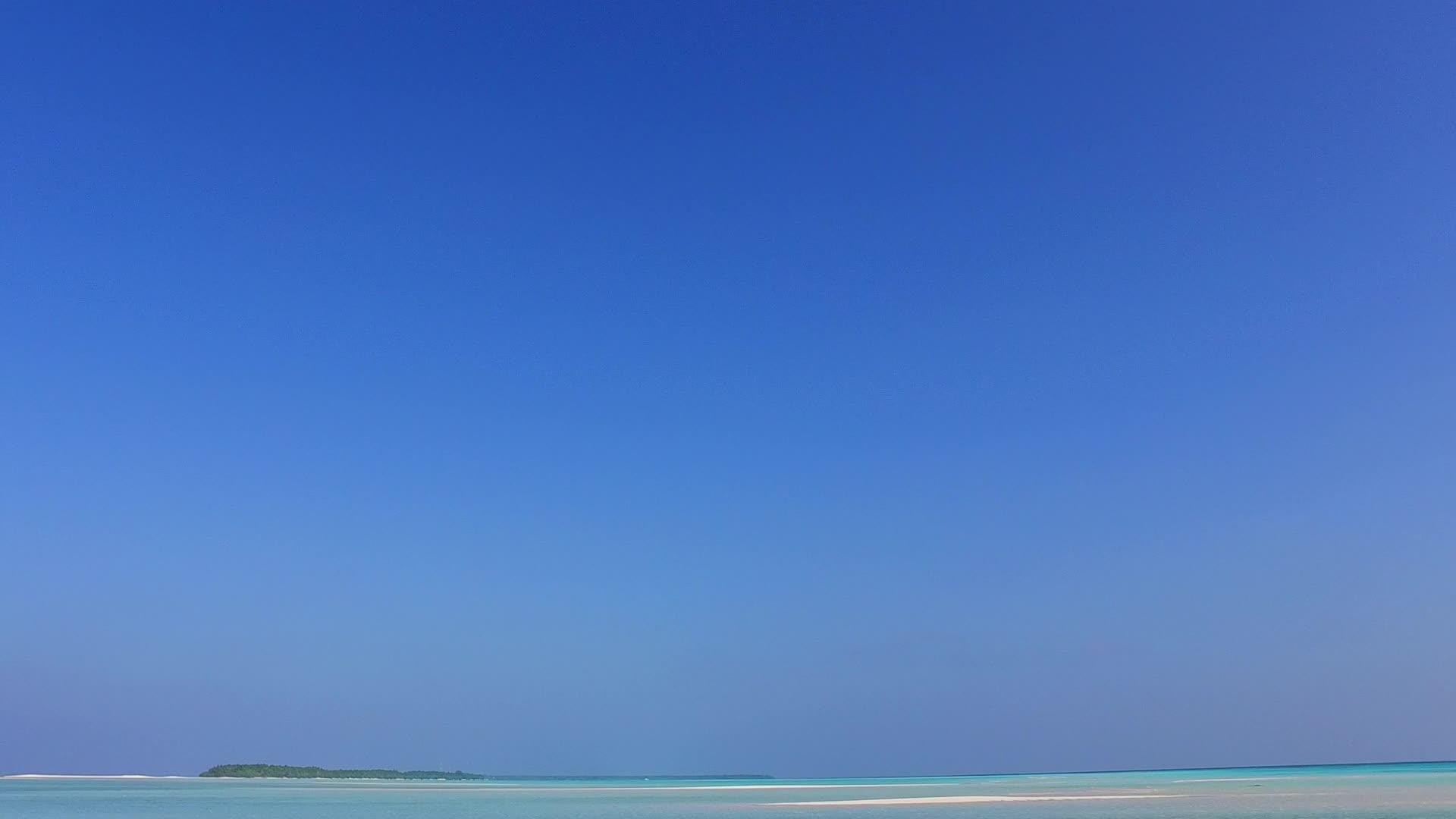 蓝绿色的大海靠近冲浪的白沙背景近距离欣赏田园诗般的海景视频的预览图