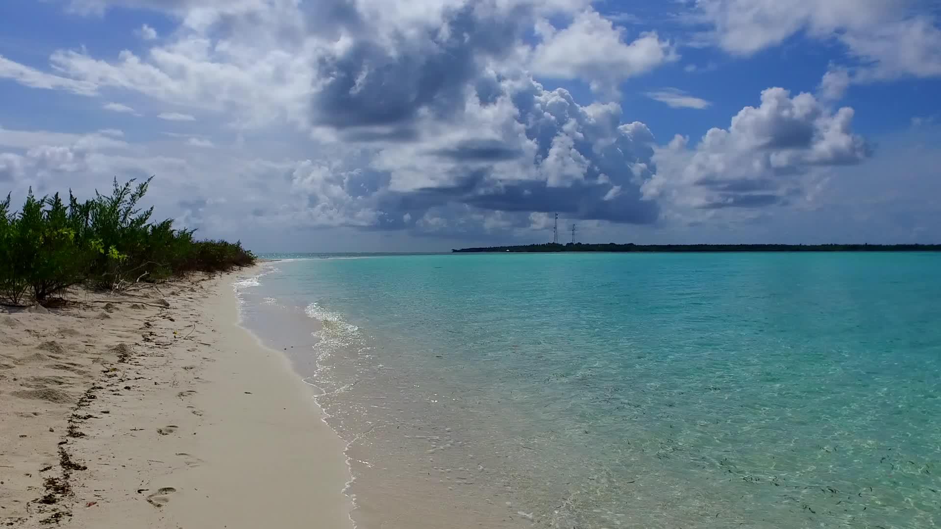 黎明后蓝水和白沙背景的蓝水复制了奇怪的海滩度假视频的预览图