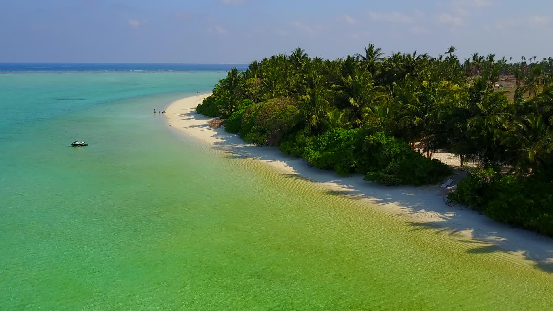 完美度假胜地海滩冒险的空纹理穿过珊瑚礁附近视频的预览图