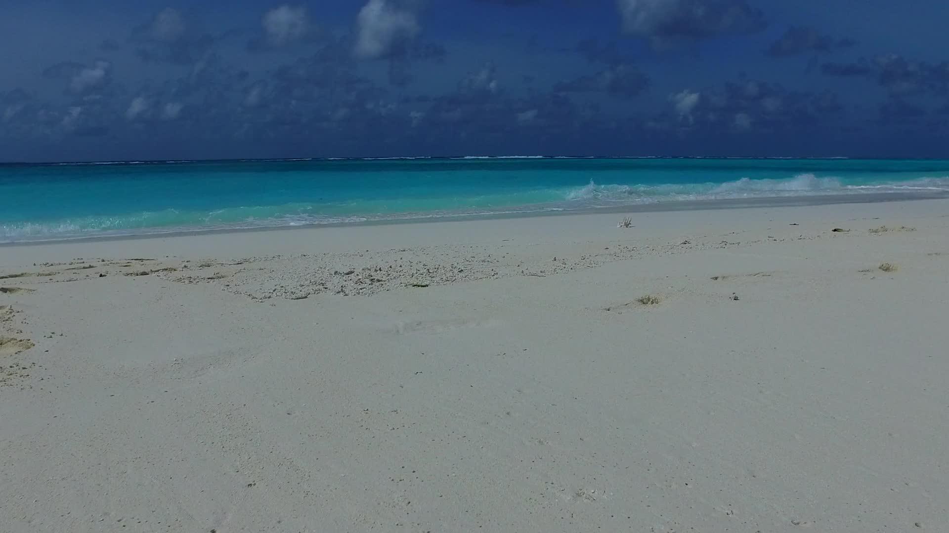 海浪附近的白沙背景的绿水放松了海滩之旅的浪漫视频的预览图