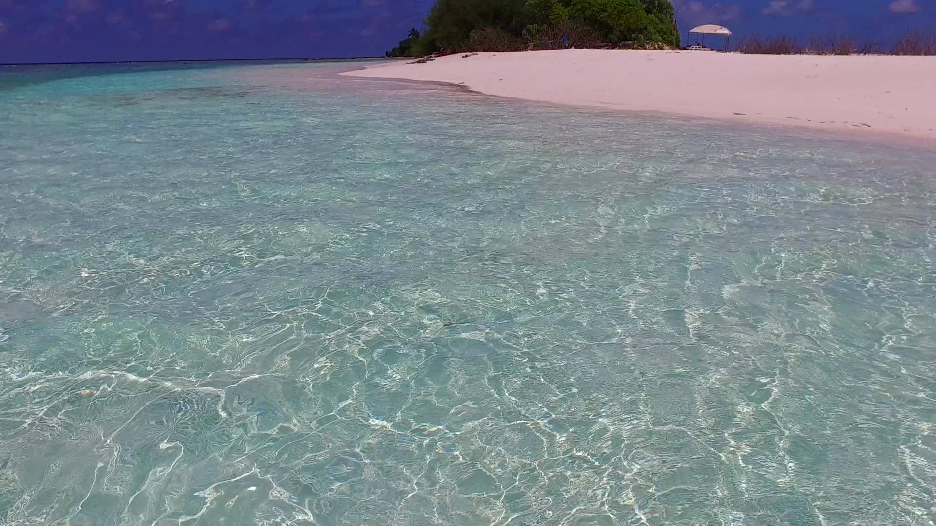 在沙洲附近的白沙背景下绿松石海是一条田园诗般的海滩航行视频的预览图