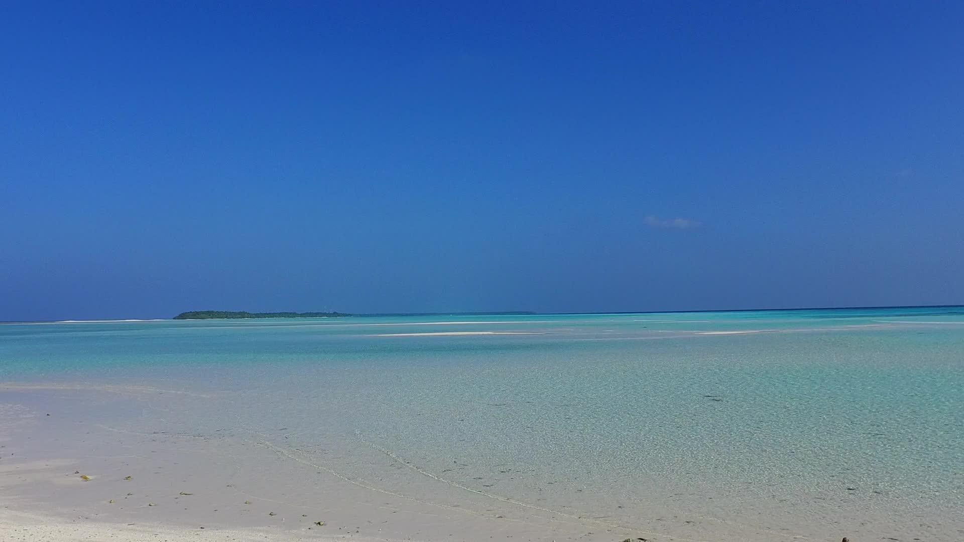 海岸海滩度假胜地附近白沙背景的水蓝色海水完美复制视频的预览图