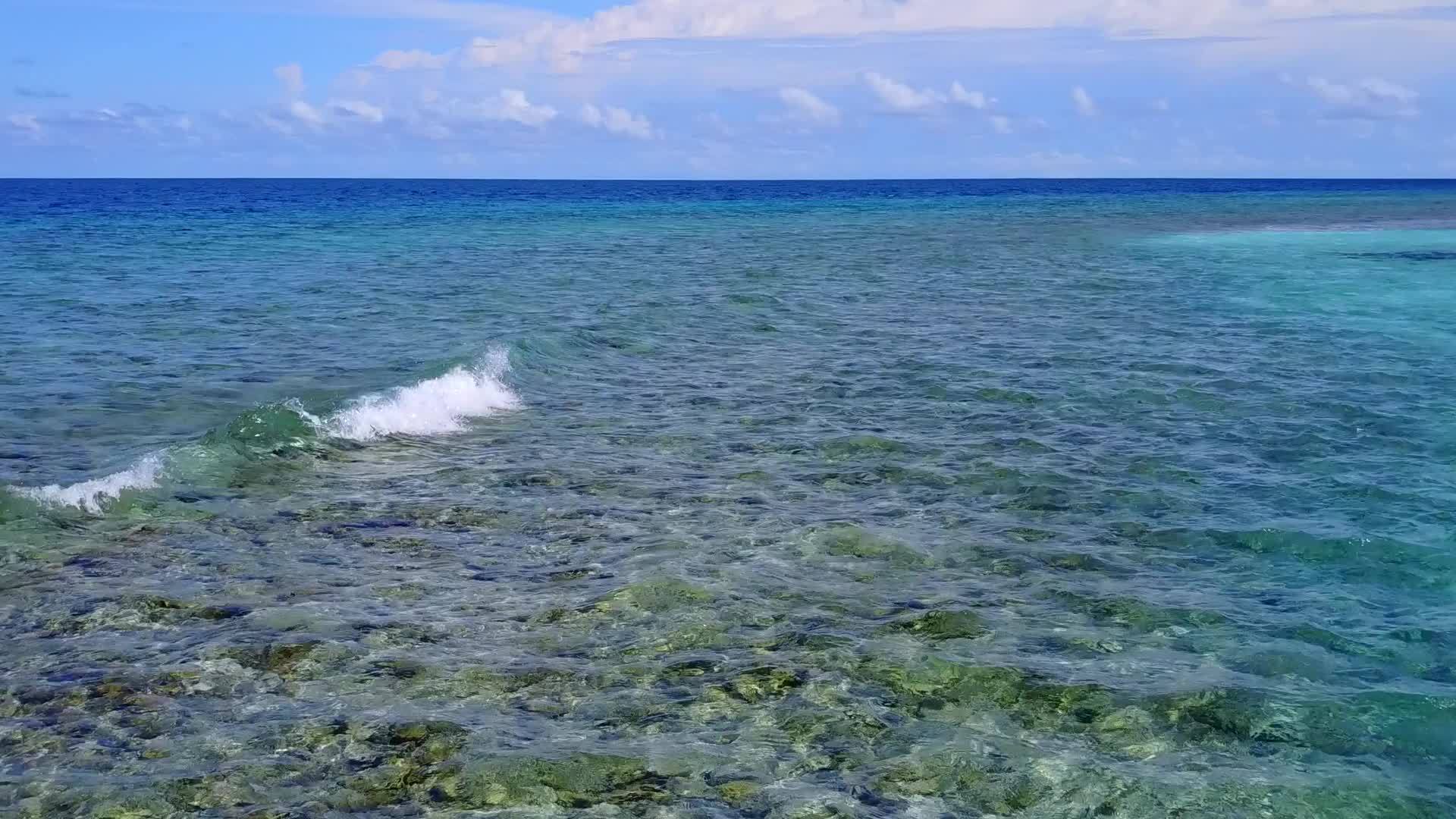 日落前通过绿色海洋和白色沙底背景放松海滩休息的抽象视频的预览图