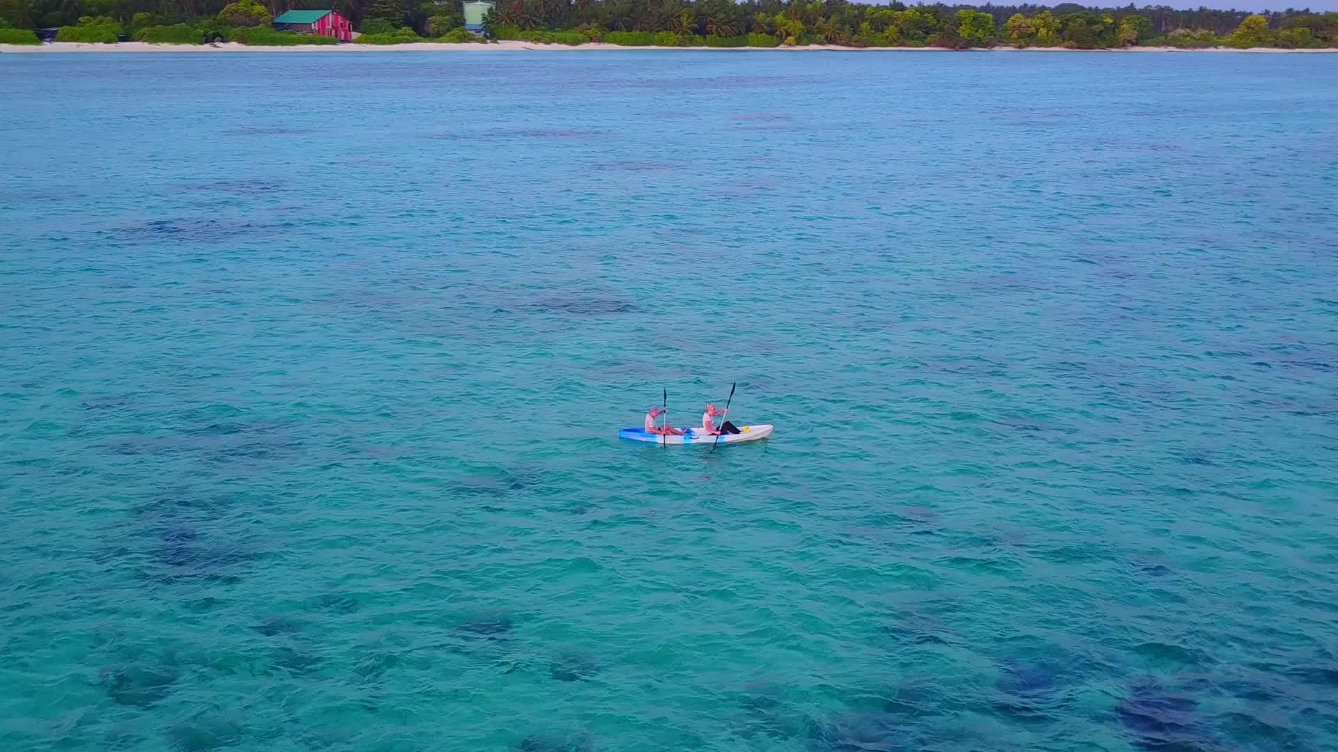 日出后蓝色的环礁湖有白色的沙子背景阳光明媚的热带岛屿视频的预览图
