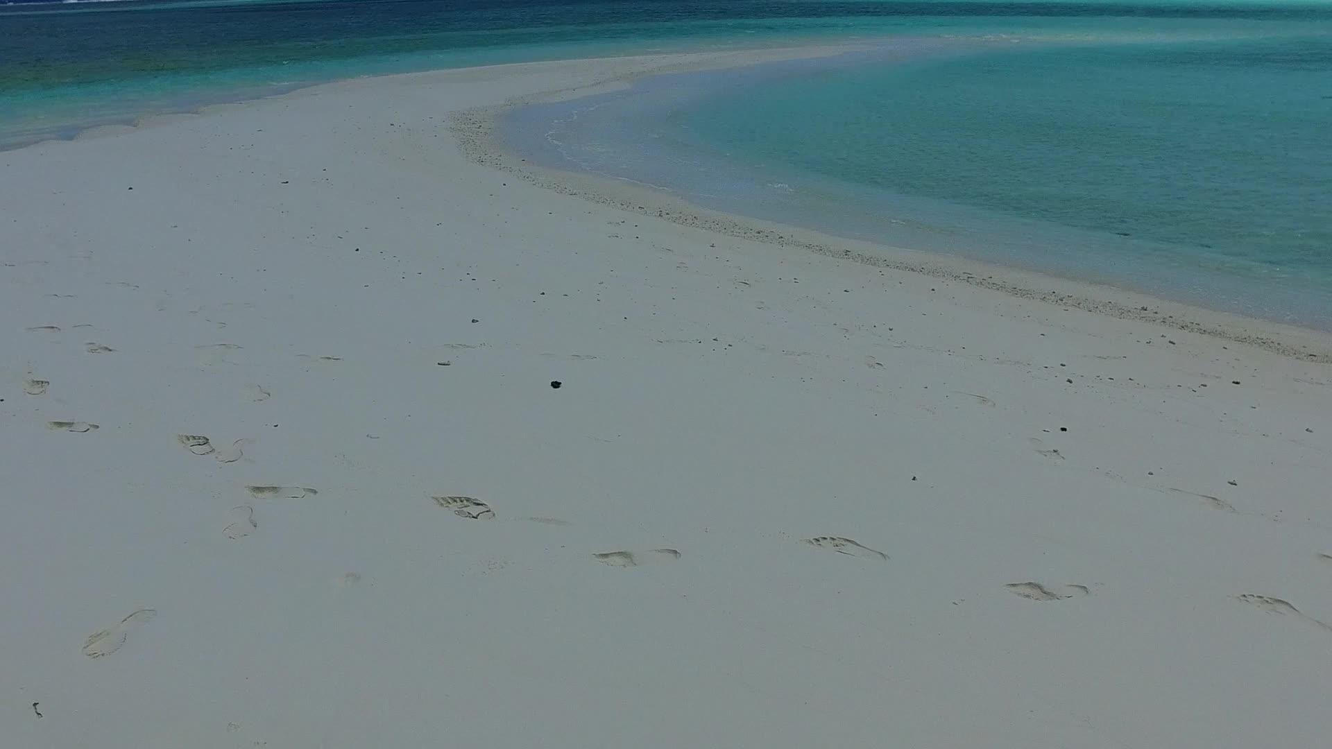 海岸线海滩探险活动以蓝海和近海浪的白色沙底为背景视频的预览图