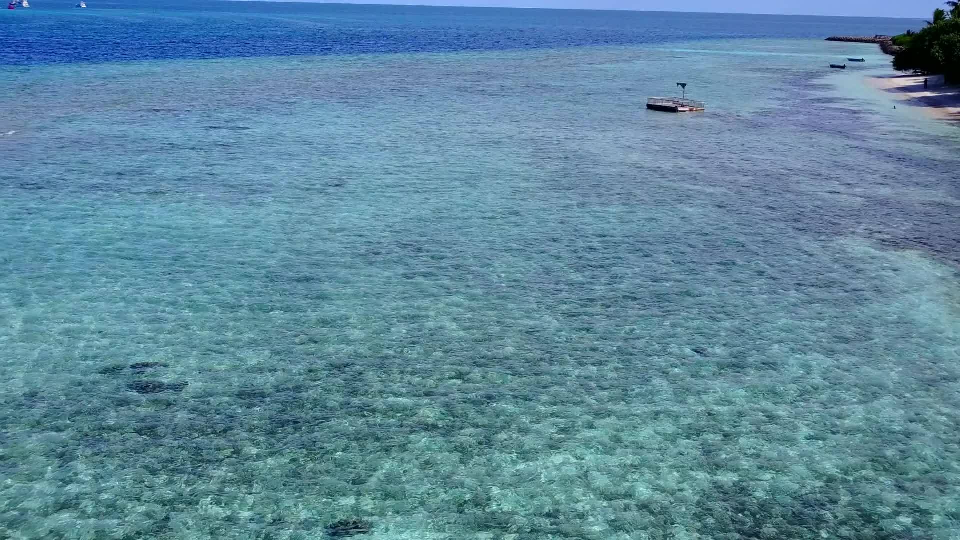 蓝色环礁湖和度假胜地附近的白色海滩背景是清空和光滑的海滨视频的预览图