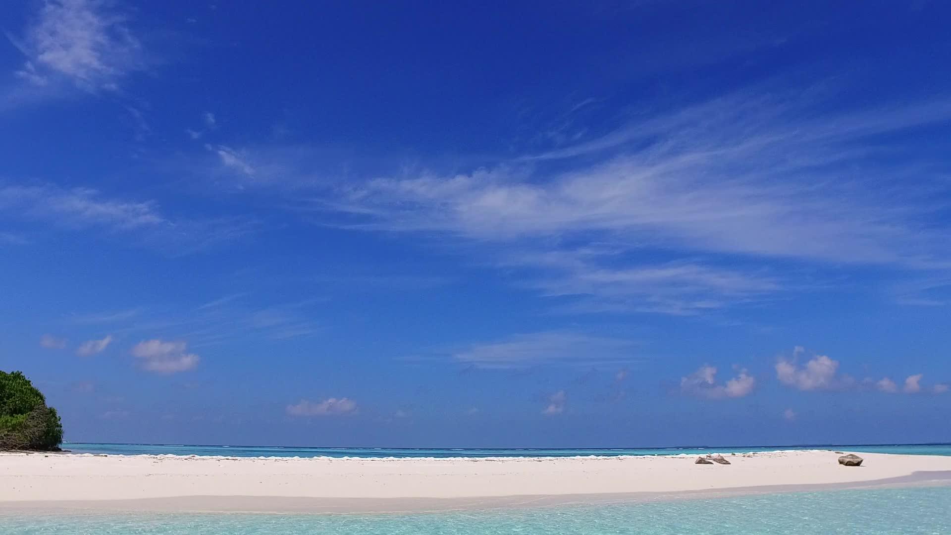 放松度假胜地海滩航行的宽阔角度视频的预览图