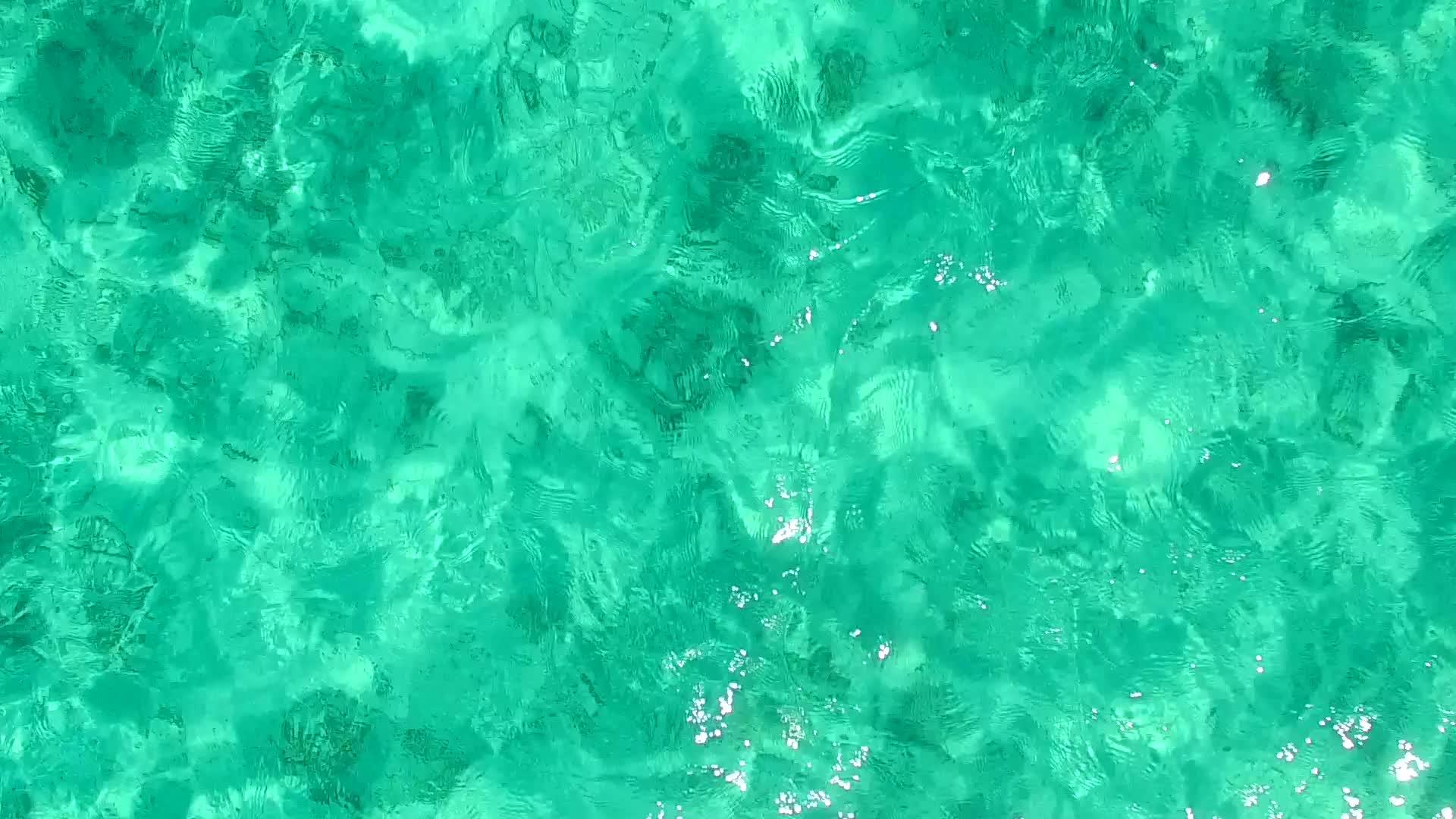 海洋湾海滩生活方式以蓝海和白沙为背景靠近度假村视频的预览图