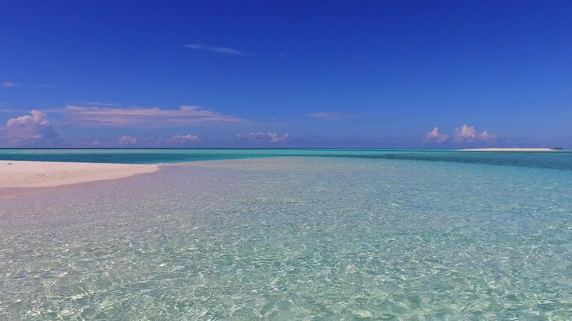 完美的海岸海滩度假日以蓝绿色的水和阳光下的白色沙滩为背景视频的预览图